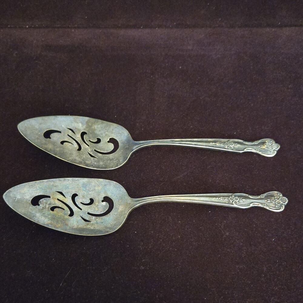 Vintage Wm Rogers Mfg Co 1951 Magnolia Silverplate Pierced Pie Cake Servers x2